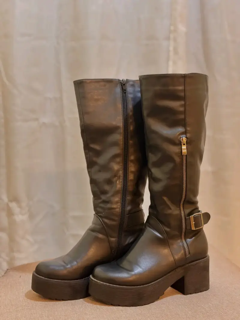 Botas negras de cuero con plataforma - 2