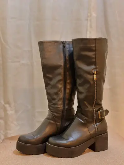 Botas negras de cuero con plataforma - miniatura 2