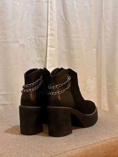 Botines negros con cadenas decorativas - miniatura 1