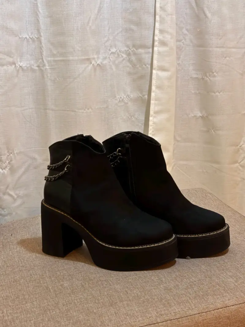 Botines negros con cadenas decorativas - 2