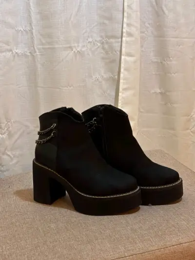Botines negros con cadenas decorativas - miniatura 2