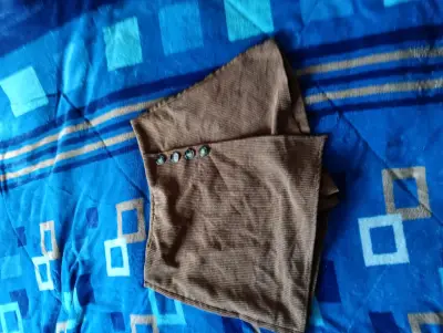 Falda shorts corta marrón con botones decorativos - miniatura 1