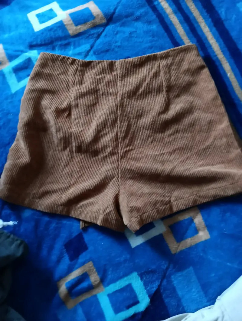 Falda shorts corta marrón con botones decorativos - 2