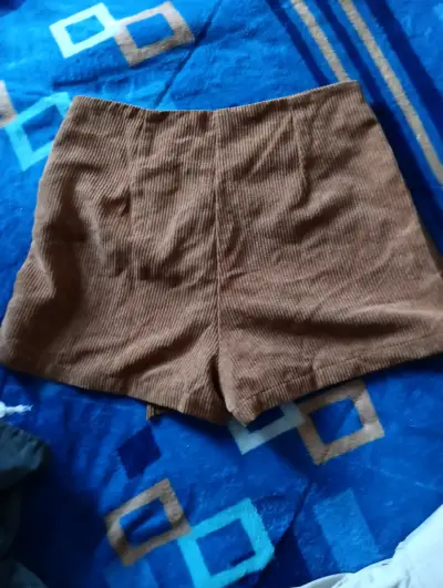 Falda shorts corta marrón con botones decorativos - miniatura 2