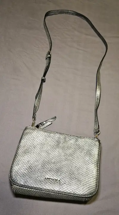 Cartera Amphora plateada con correa ajustable - miniatura 1