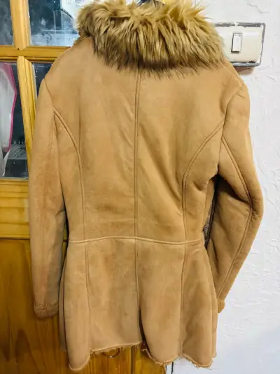 Abrigo de mujer con cuello de piel sintética - miniatura 1