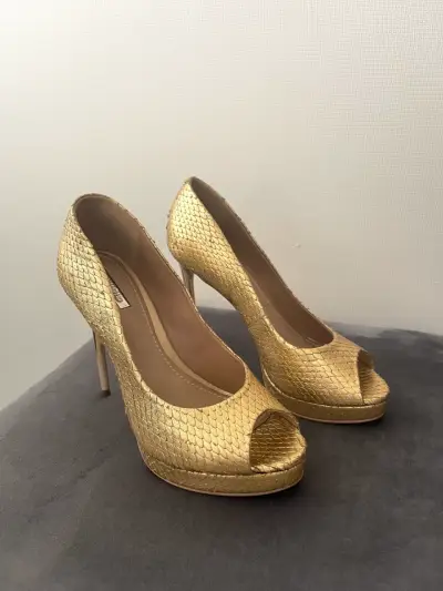 Tacones dorados de fiesta con diseño escamado - miniatura 1