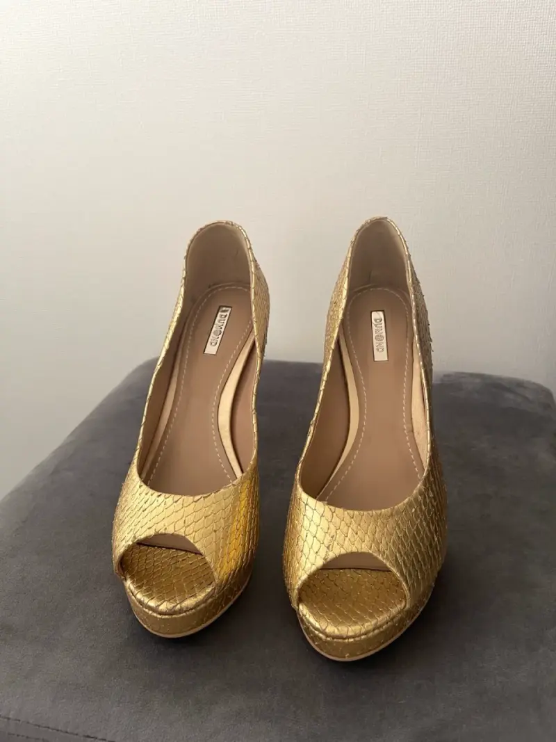Tacones dorados de fiesta con diseño escamado - 2