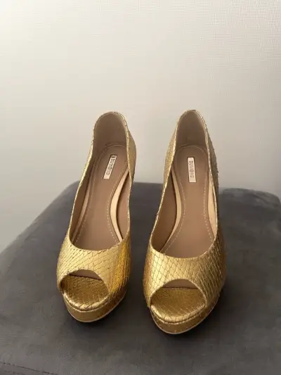 Tacones dorados de fiesta con diseño escamado - miniatura 2