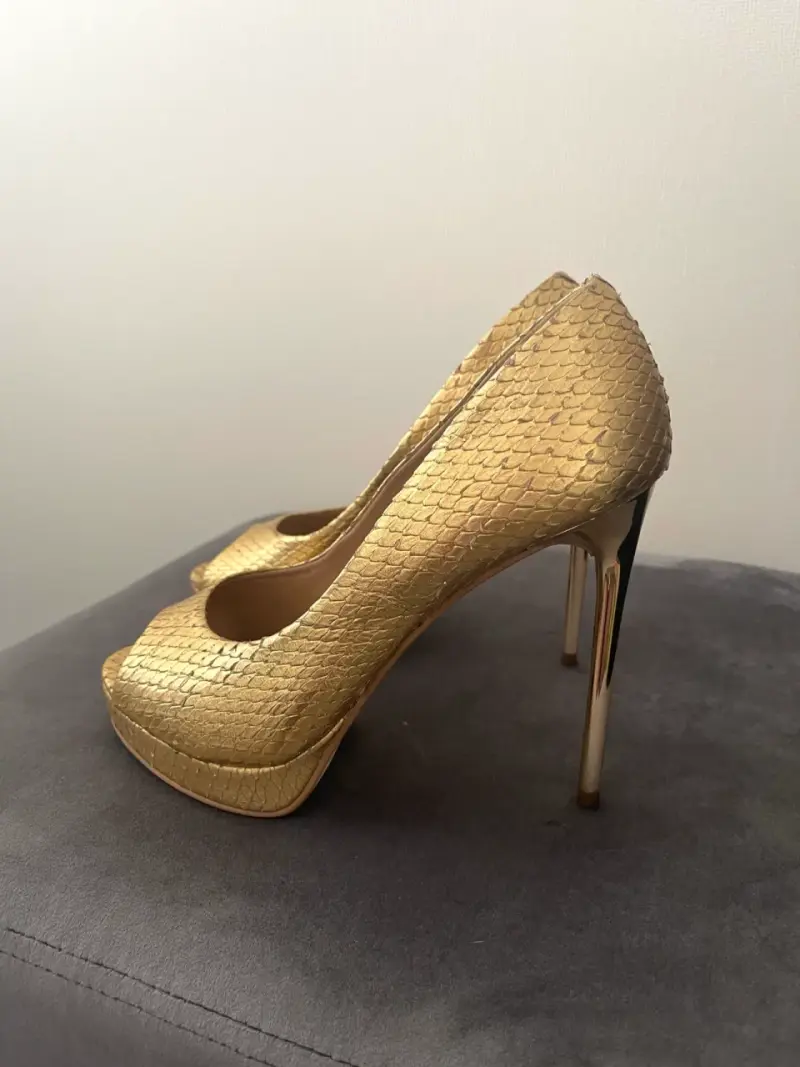 Tacones dorados de fiesta con diseño escamado - 3