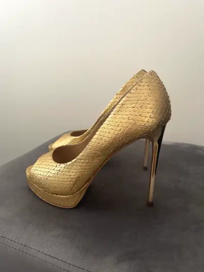 Tacones dorados de fiesta con diseño escamado - miniatura 3