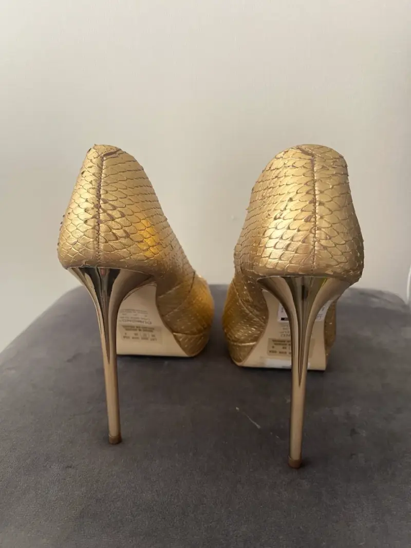 Tacones dorados de fiesta con diseño escamado - 4