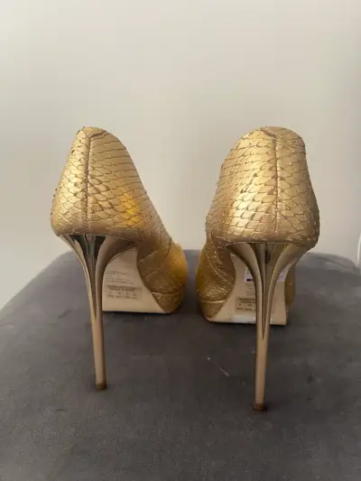 Tacones dorados de fiesta con diseño escamado - miniatura 4
