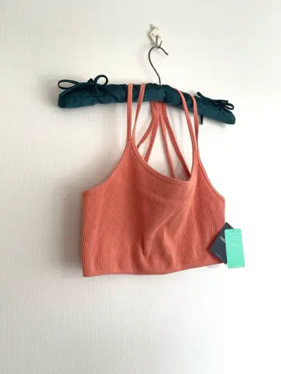 Top deportivo coral con tirantes Forever 21 - miniatura 3
