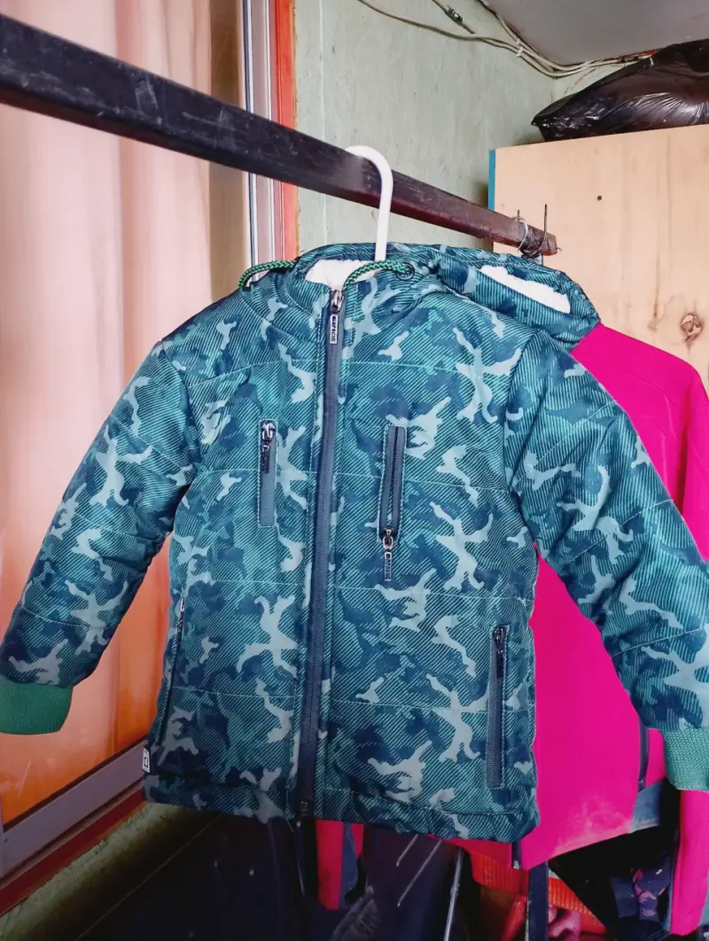 Chaqueta infantil camuflada con capucha
