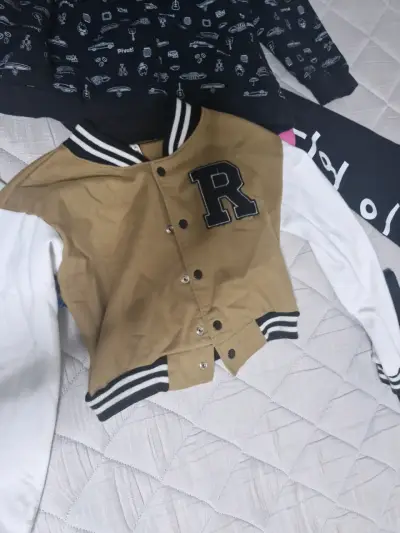 Chaqueta estilo varsity con letra R - miniatura 1