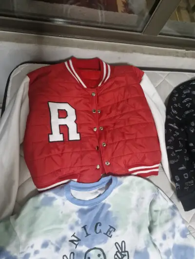 Chaqueta estilo varsity con letra R - miniatura 3