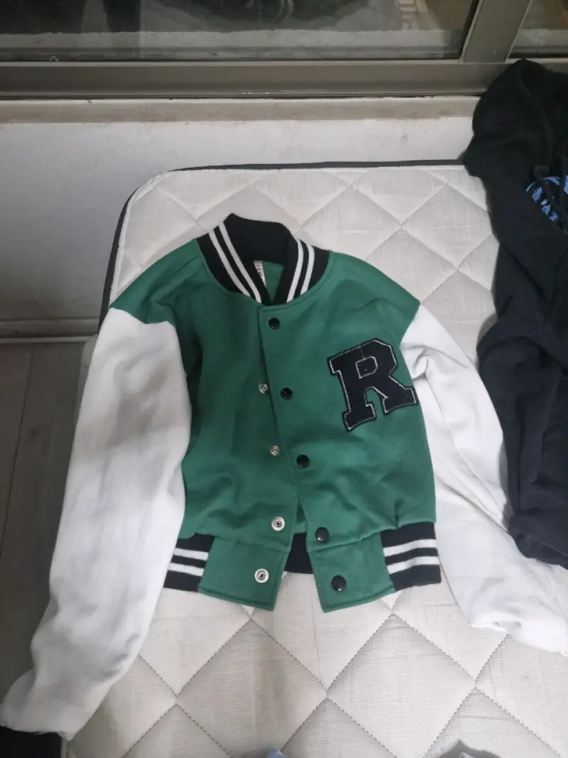 Chaqueta estilo varsity con letra R - 5