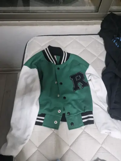 Chaqueta estilo varsity con letra R - miniatura 5