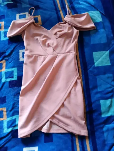 Vestido rosa con hombros descubiertos - miniatura 1