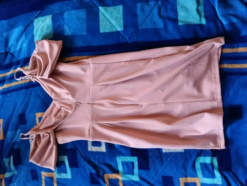 Vestido rosa con hombros descubiertos - 2