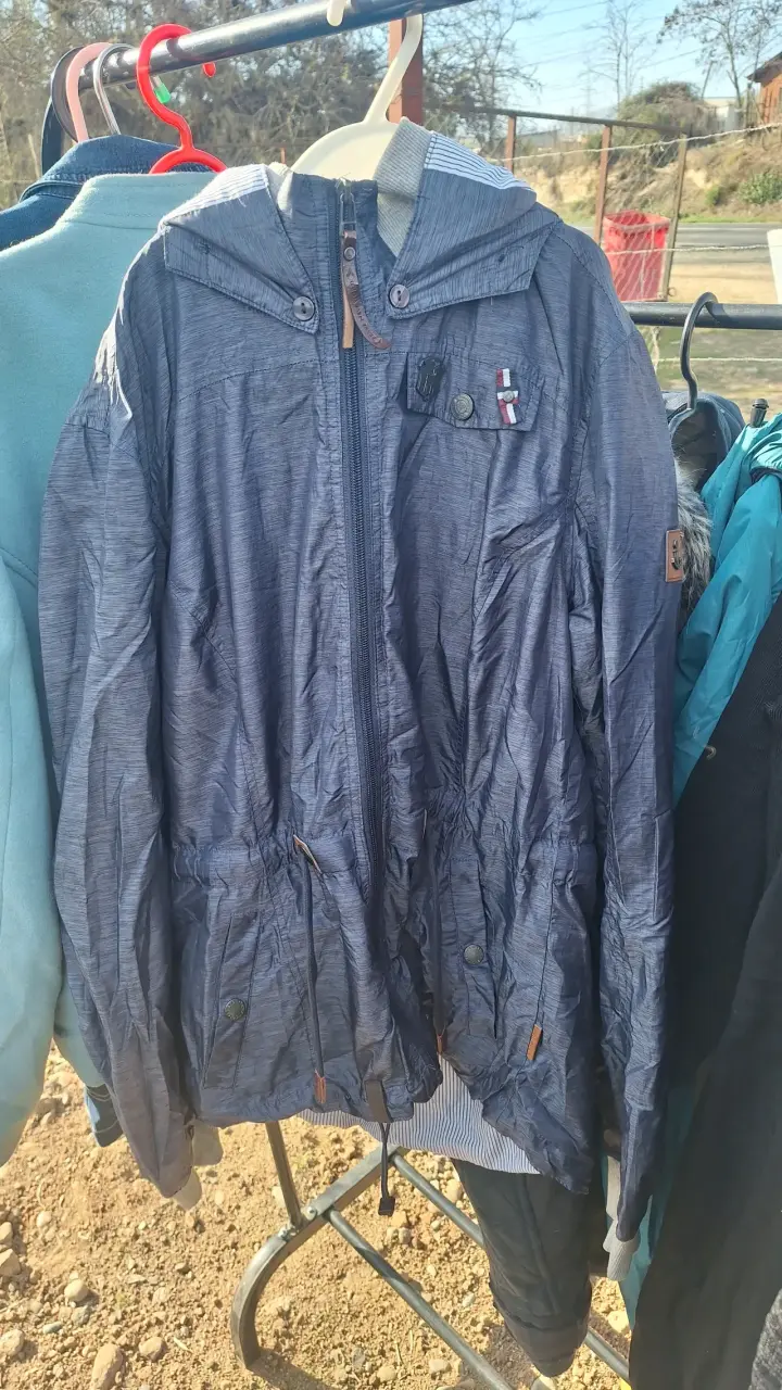 Chaqueta azul con capucha