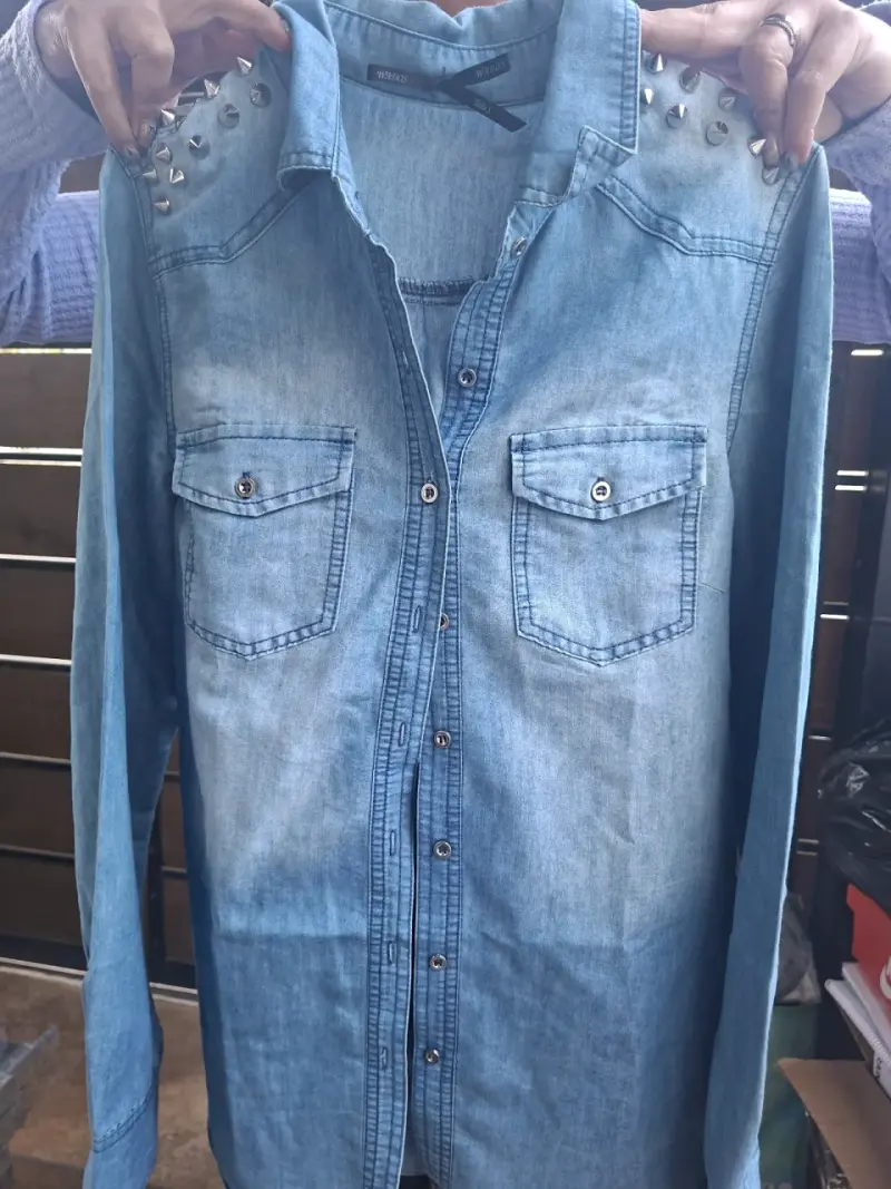 Camisa de mezclilla con tachas