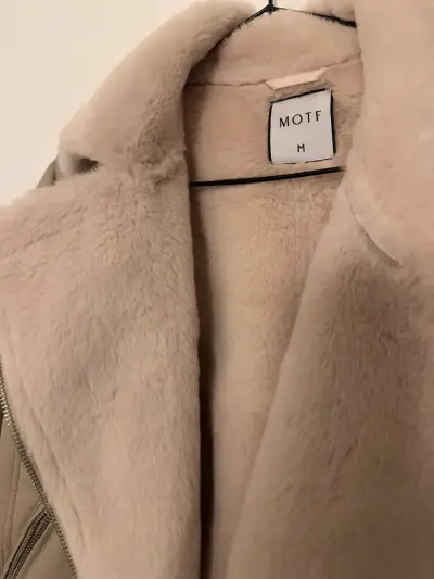 Chaqueta de cuero sintético MOTF beige - miniatura 2