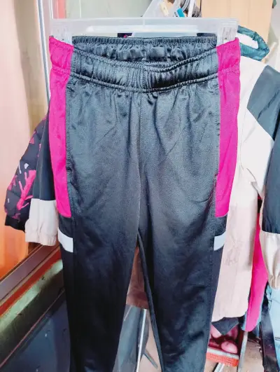 Pantalones deportivos negros con detalles rojos - miniatura 1