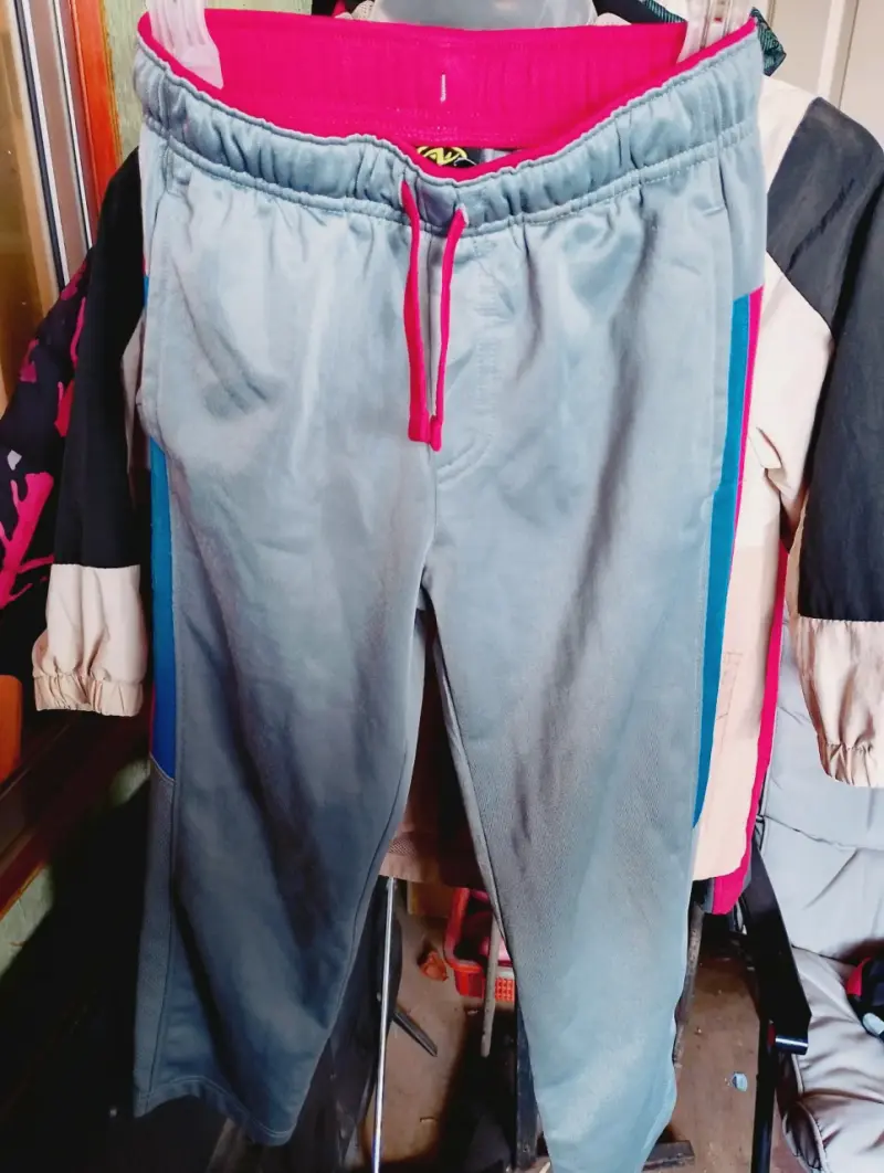 Pantalones deportivos negros con detalles rojos - 2