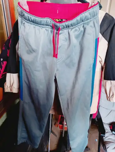 Pantalones deportivos negros con detalles rojos - miniatura 2
