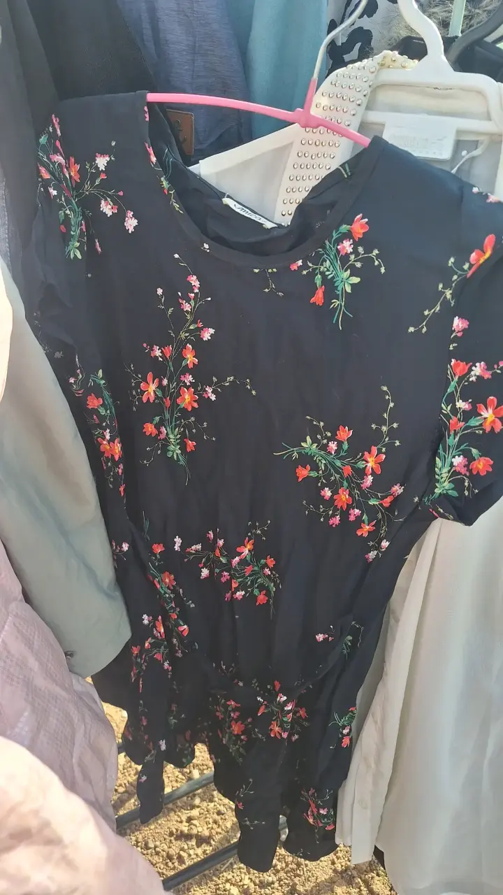 Vestido floral negro de verano