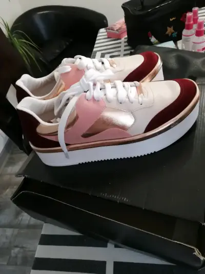 Zapatillas deportivas blancas y rosadas - miniatura 1
