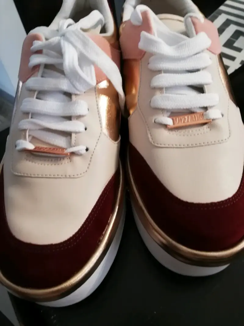Zapatillas deportivas blancas y rosadas - 2