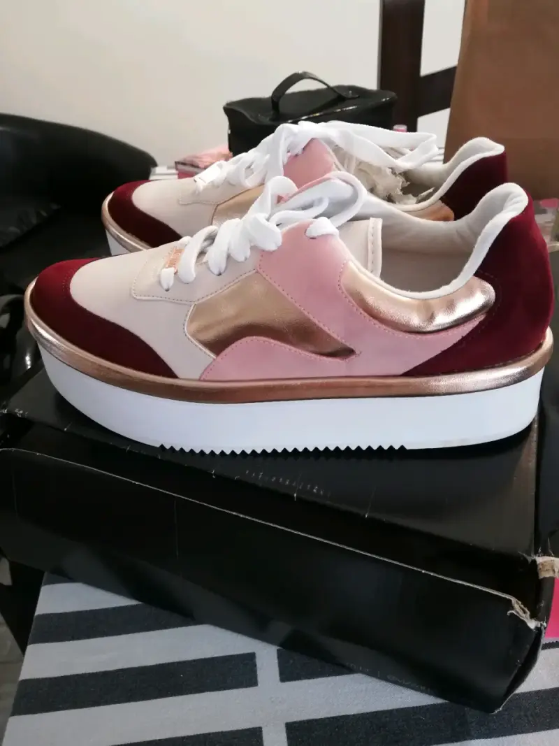 Zapatillas deportivas blancas y rosadas - 4