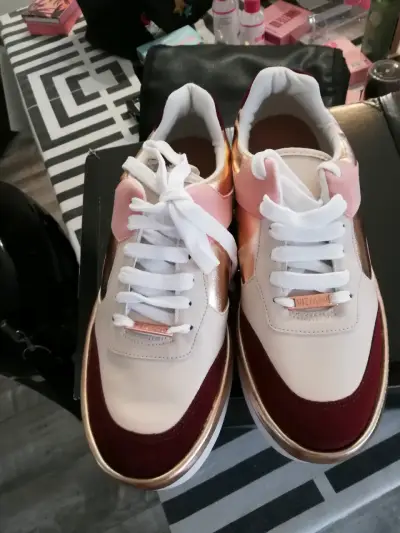 Zapatillas deportivas blancas y rosadas - miniatura 5