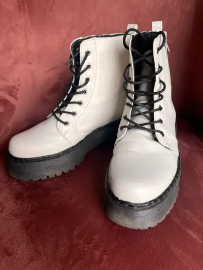 Bototos blancos de cuero con plataforma - miniatura 1