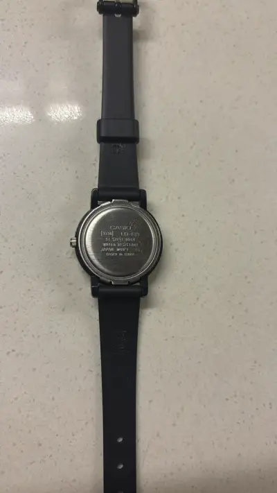 Reloj Casio clásico negro - miniatura 3