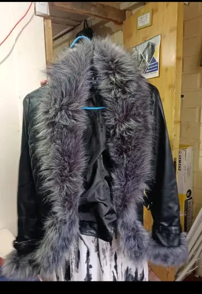 Chaqueta de cuero con cuello de piel sintética - miniatura 1