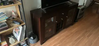 Mueble de madera con puertas de vidrio - miniatura 1