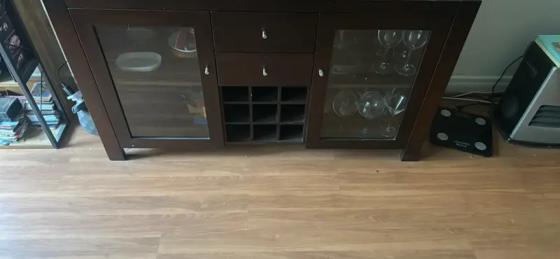 Mueble de madera con puertas de vidrio - 2