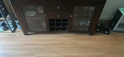 Mueble de madera con puertas de vidrio - miniatura 2