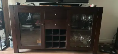 Mueble de madera con puertas de vidrio - miniatura 3