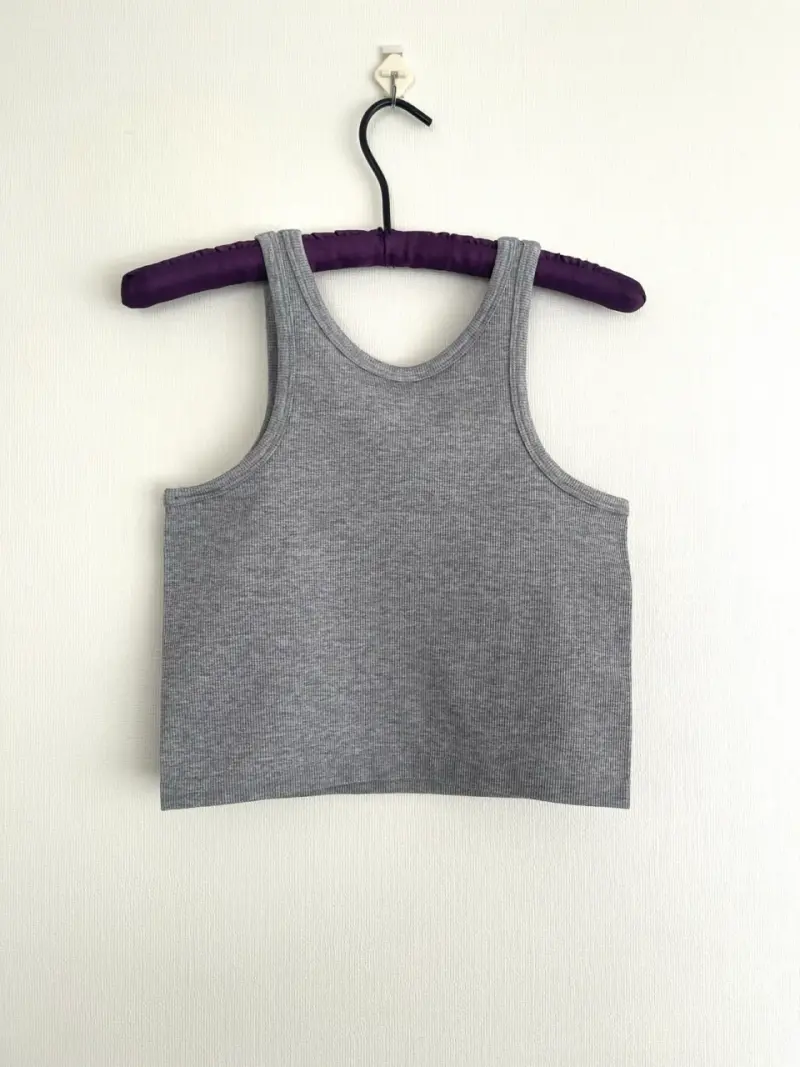Top gris sin mangas H&M línea move - 2