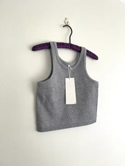 Top gris sin mangas H&M línea move - miniatura 3
