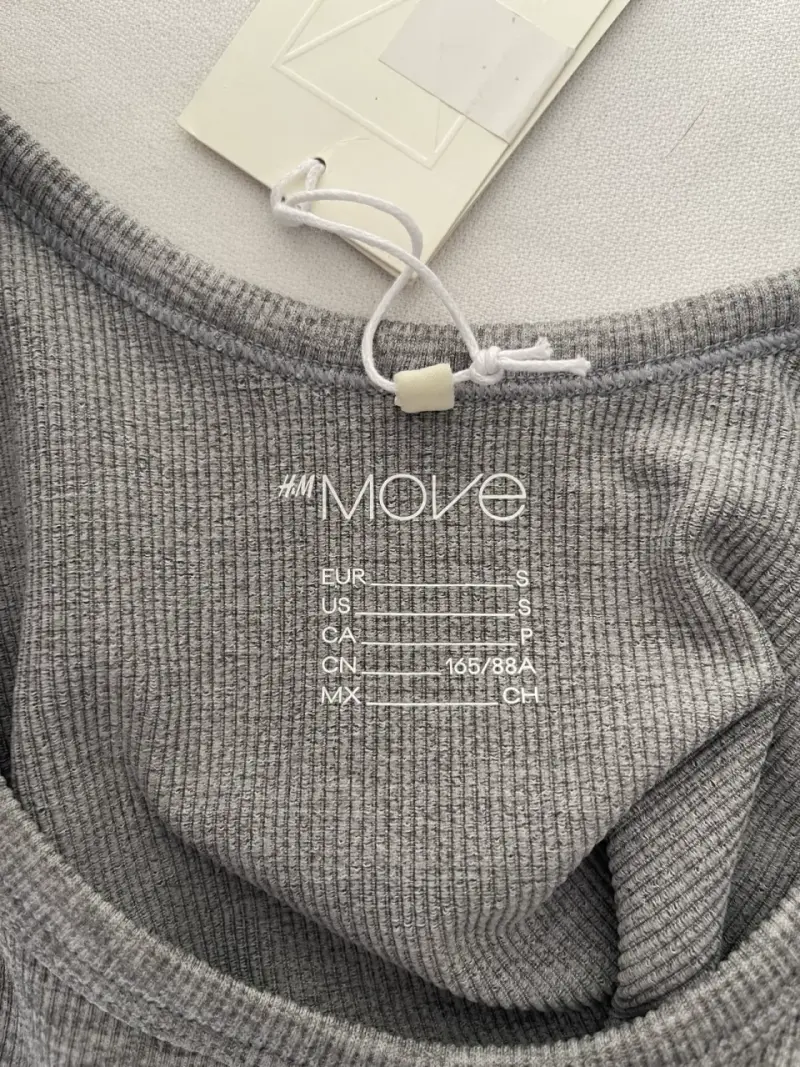 Top gris sin mangas H&M línea move - 5