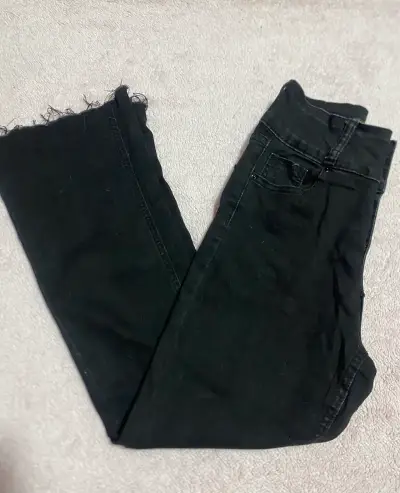Jeans flare negros con borde deshilachado - miniatura 1