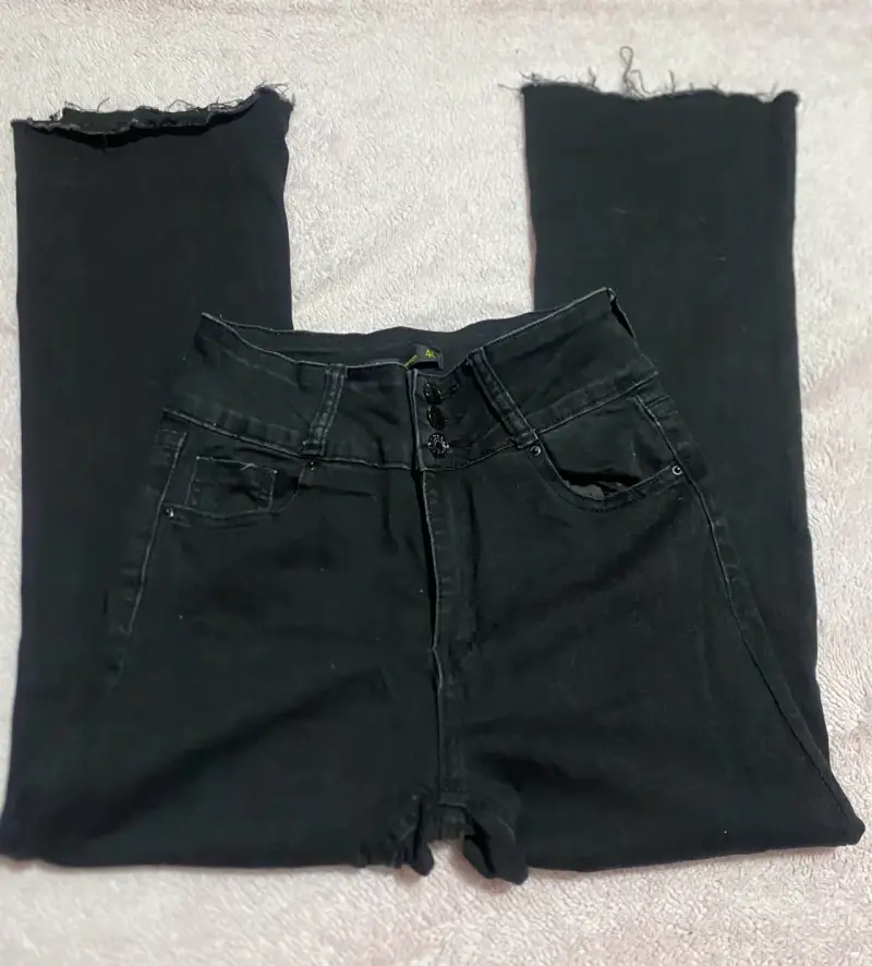 Jeans flare negros con borde deshilachado - 2