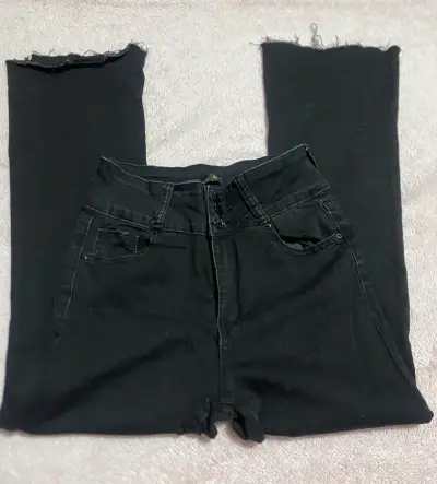 Jeans flare negros con borde deshilachado - miniatura 2