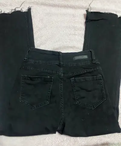 Jeans flare negros con borde deshilachado - miniatura 3